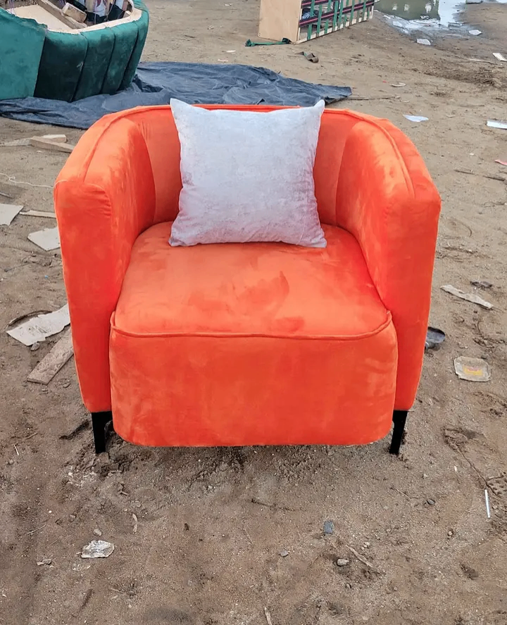 Fauteuil moderne en velours orange