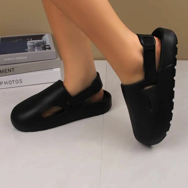 Sandales en caoutchouc noir pour femme