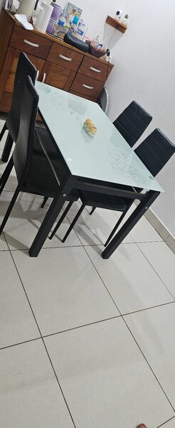 Table à manger en verre avec chaises noires
