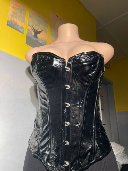 Corset en simili cuir noir
