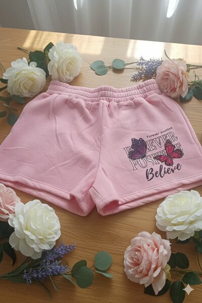 Shorts roses à papillons