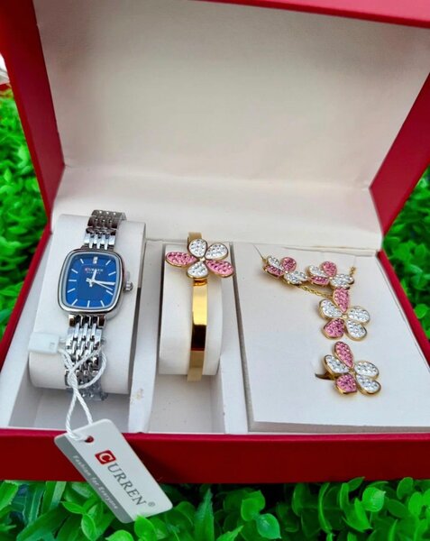 Montre femme CURREN avec bijoux