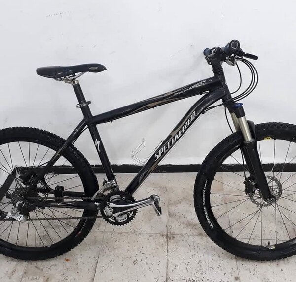 Vélo tout terrain Specialized noir