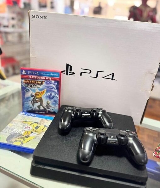 Console Sony PS4 avec 2 manettes