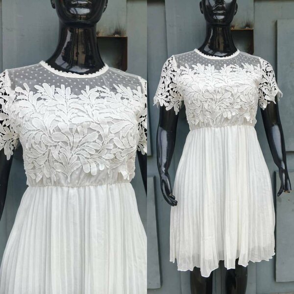 Robe en dentelle blanche élégante