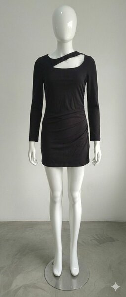 Robe noire à découpes