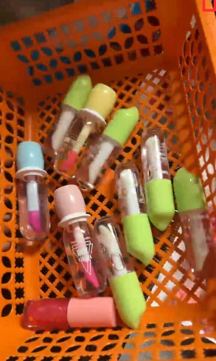 Ensemble de baumes à lèvres colorés ludiques