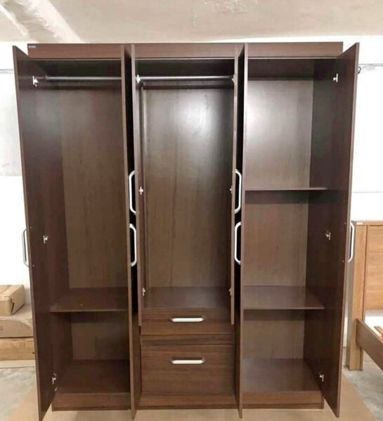 Armoire moderne en bois avec tiroirs
