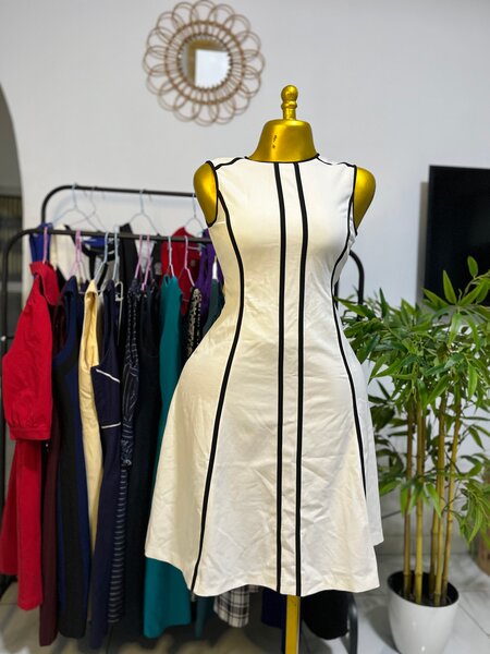 Robe évasée noire et blanche