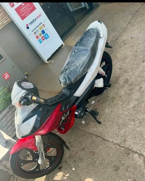 Moto électrique rouge élégante