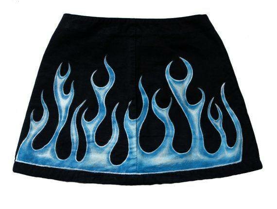 Jupe courte noire avec motifs de flammes bleues
