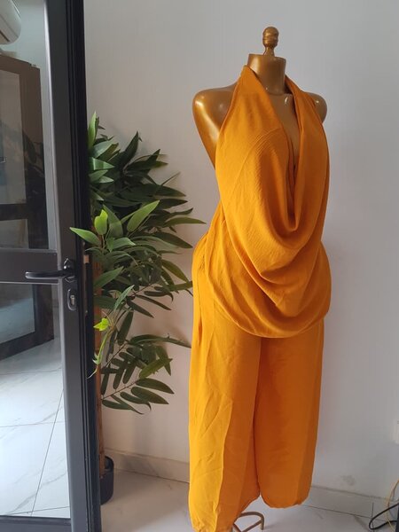 Combinaison jaune élégante