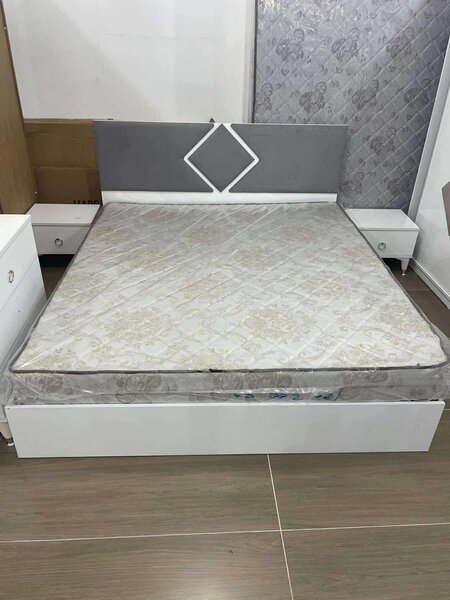 Lit double avec matelas