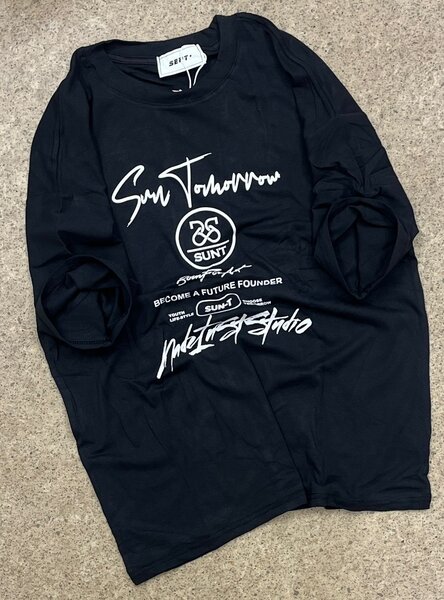 T-shirt noir imprimé moderne