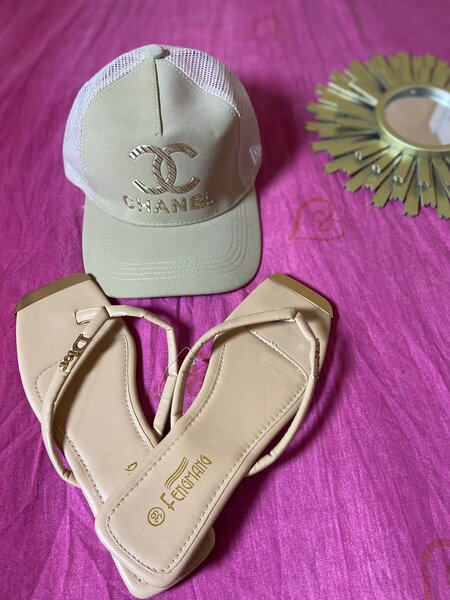 Casquettes et sandales femme