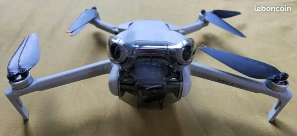Drone DJI avec télécommande et accessoires