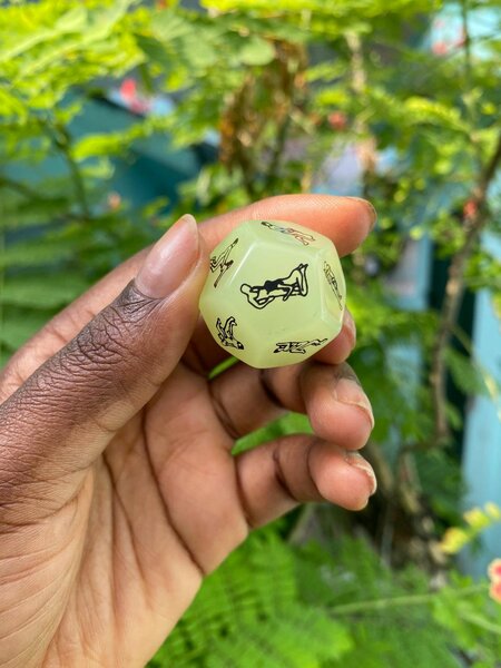 Dé fluorescent pour couples