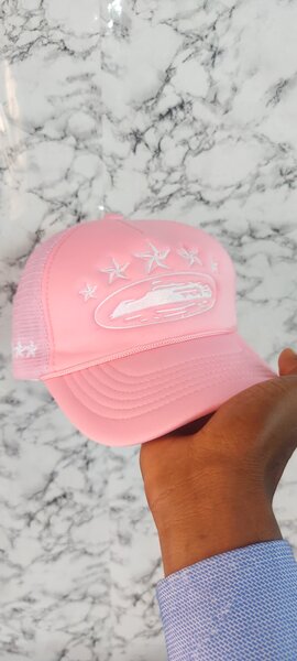 Casquette rose avec logo et étoiles