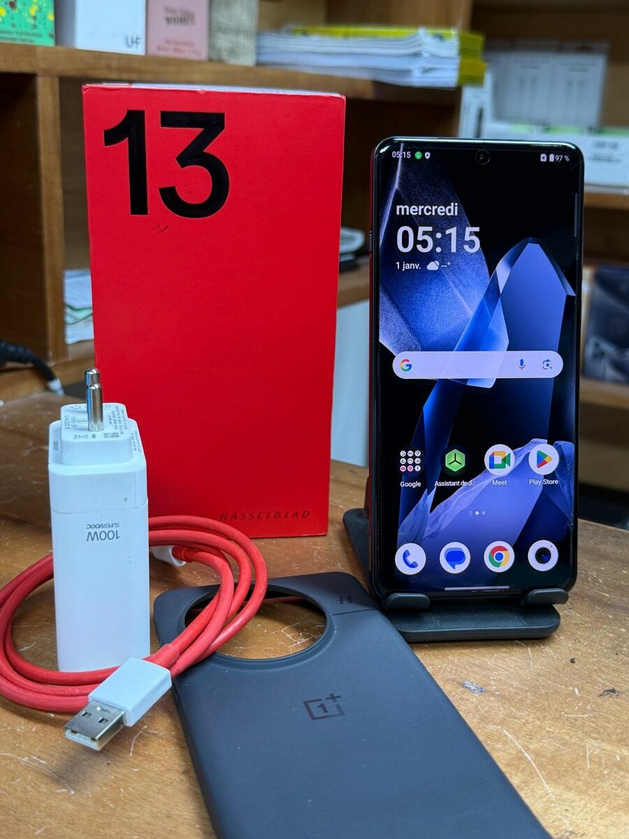 OnePlus 13 avec accessoires
