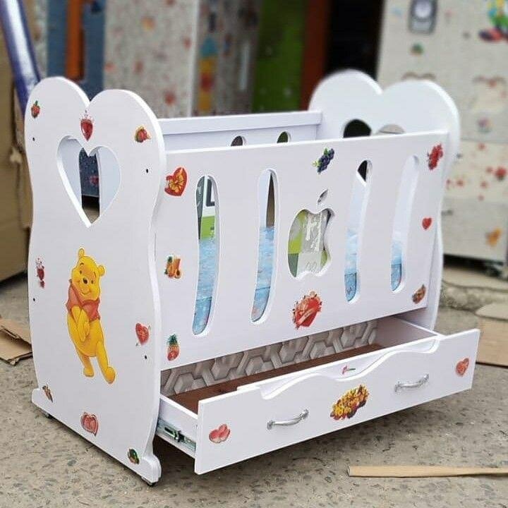 Lit bébé avec rangements