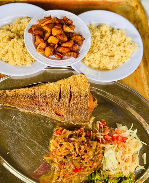 Repas africain de poisson frit