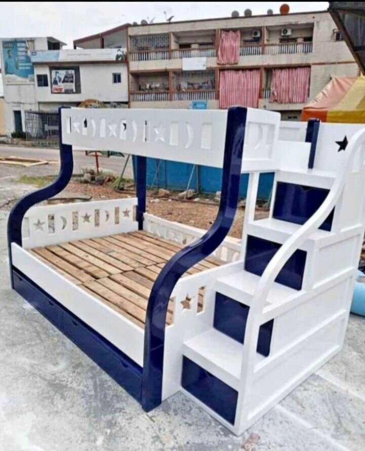 Lit double avec rangements