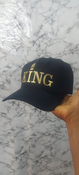 Casquette 'KING' noire avec logo doré