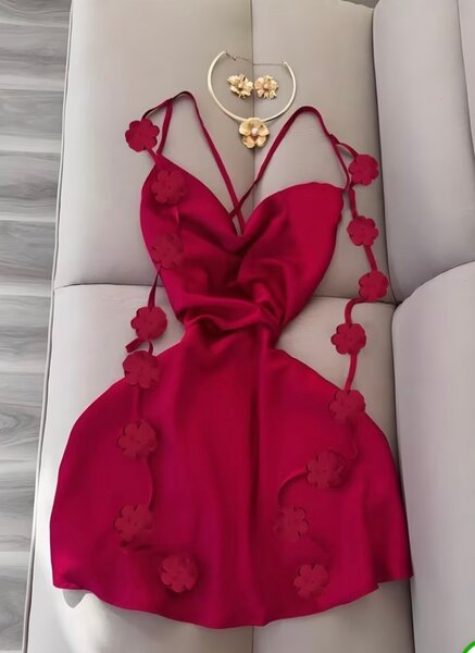 Robe rouge courte en satin
