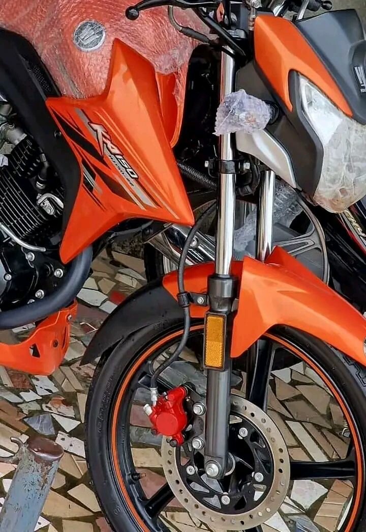 Moto sportive orange 250cc