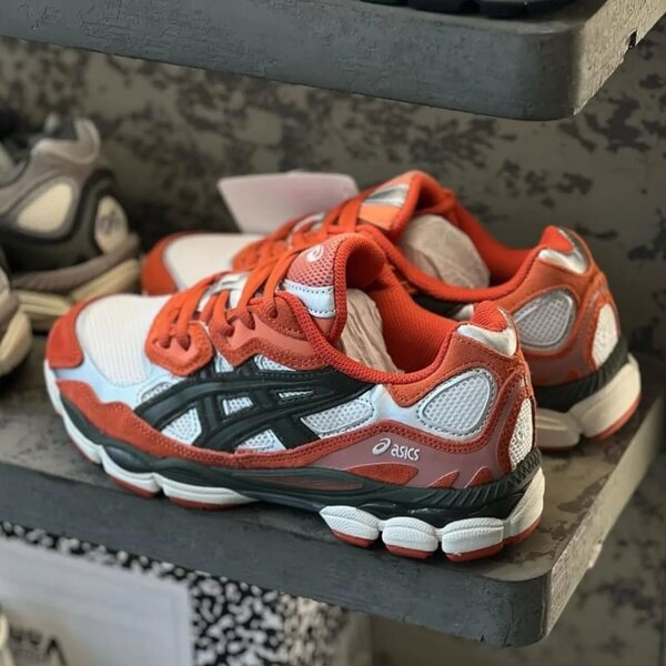 Chaussures de sport Asics rouges et blanches