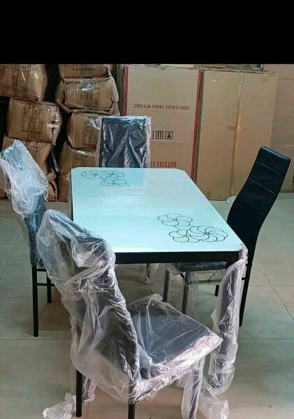 Table à manger moderne avec 4 chaises