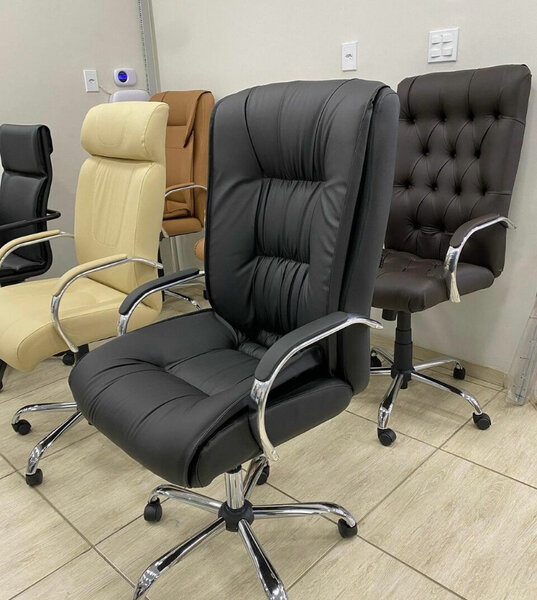 Chaise de bureau en cuir noir