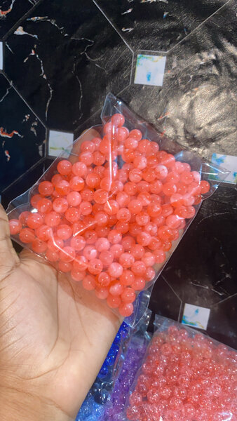 Perles de décoration rouges en plastique