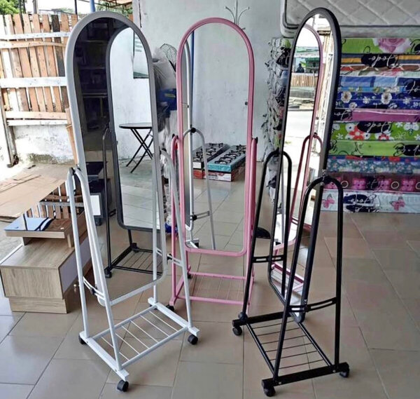 Miroir sur pied en métal