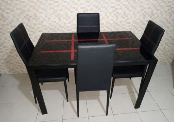 Ensemble table et chaises modernes