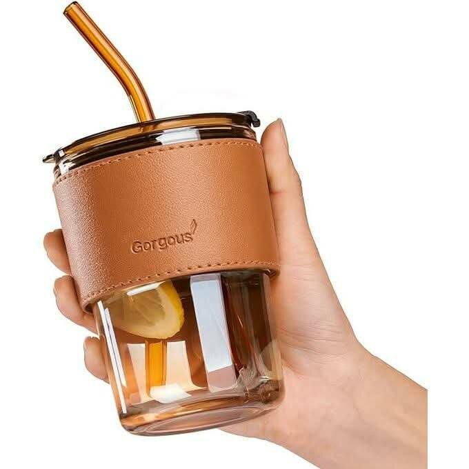 Gobelet en verre avec paille