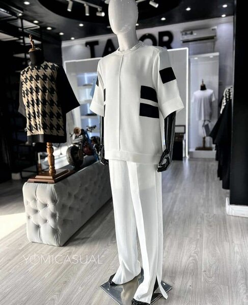 Ensemble homme YOMICASUAL blanc avec détails noirs