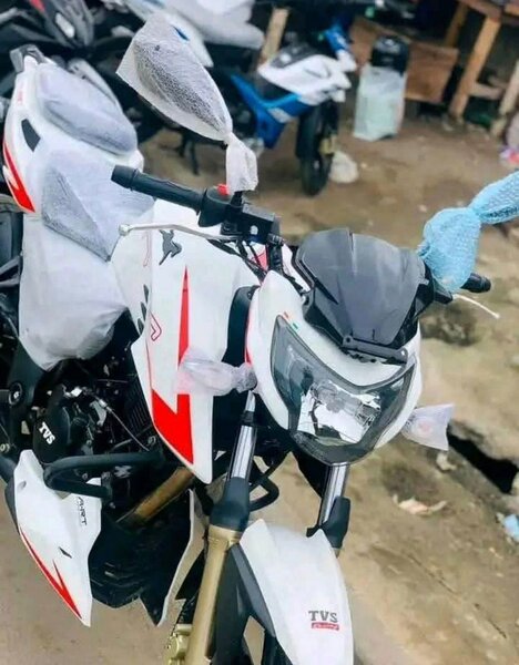 Moto TVS blanche neuve