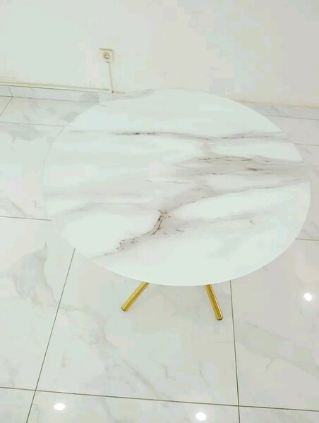 Table basse design en marbre blanc