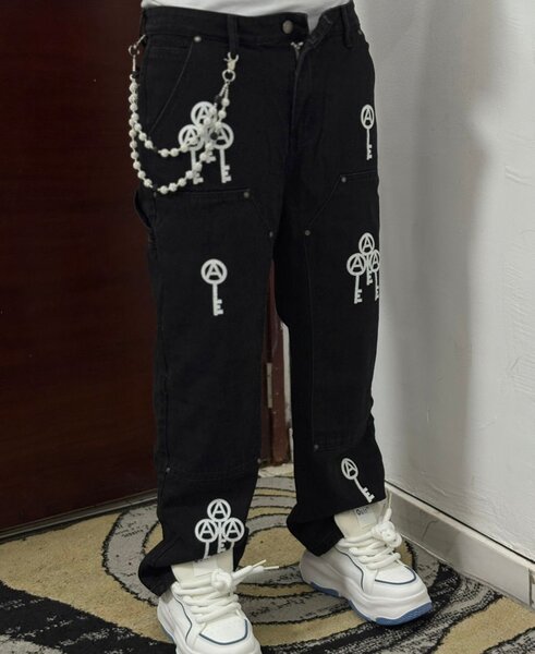 Jeans noirs avec décorations