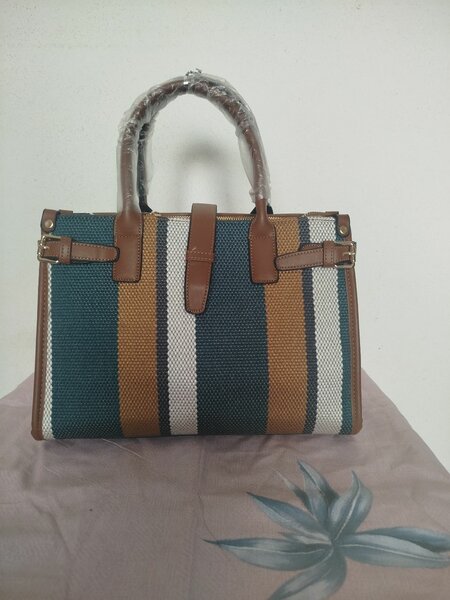 Sac à main rayé élégant