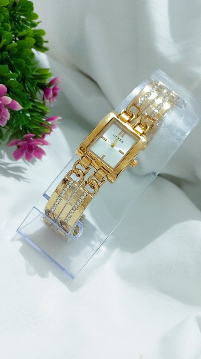 Montre Femme Dorée Élégante