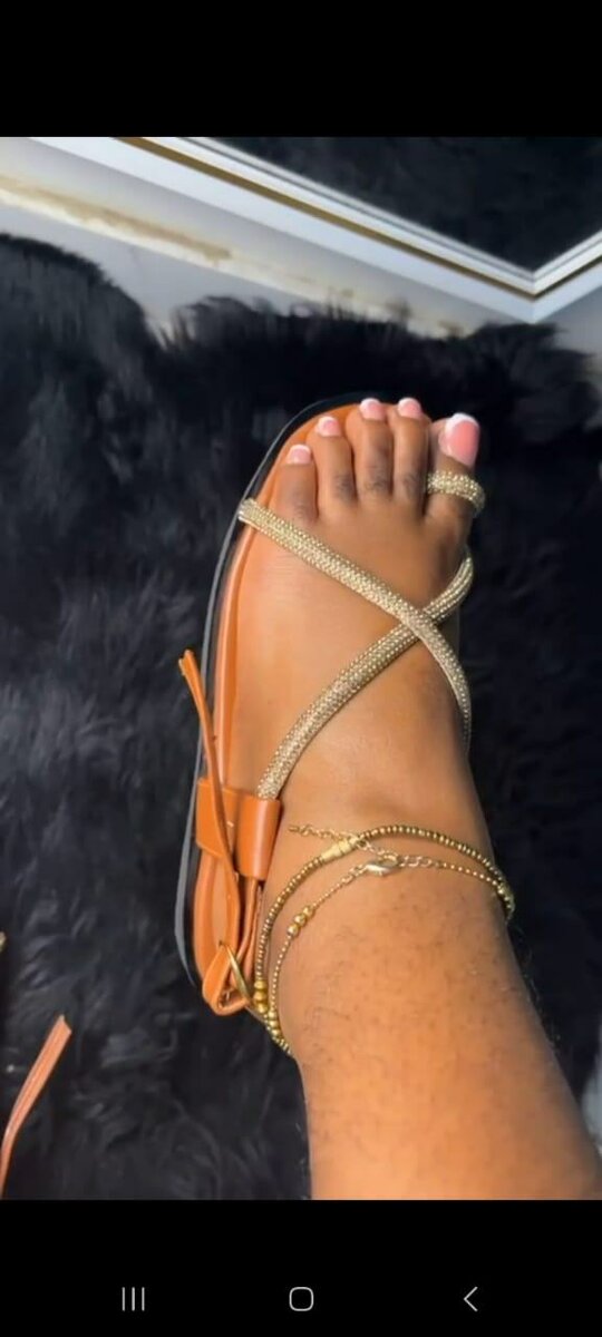 Sandales à talons plats en cuir