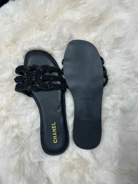 Sandales plates Chanel en cuir