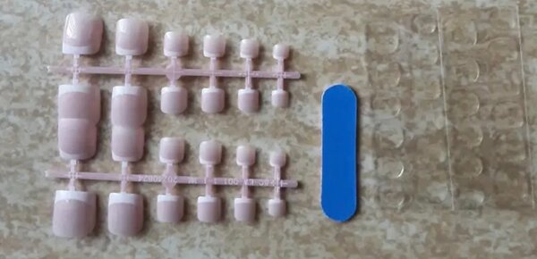 Faux ongles pieds roses