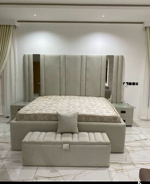 Élégant lit king-size moderne