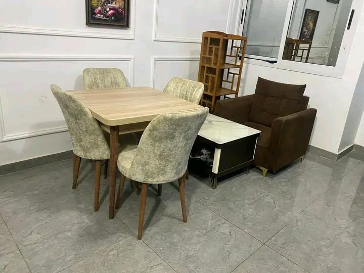 Ensemble table et chaises en bois