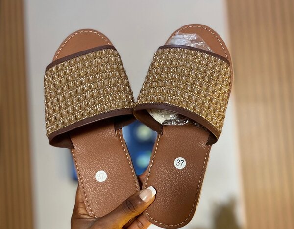 Sandales brodées chic