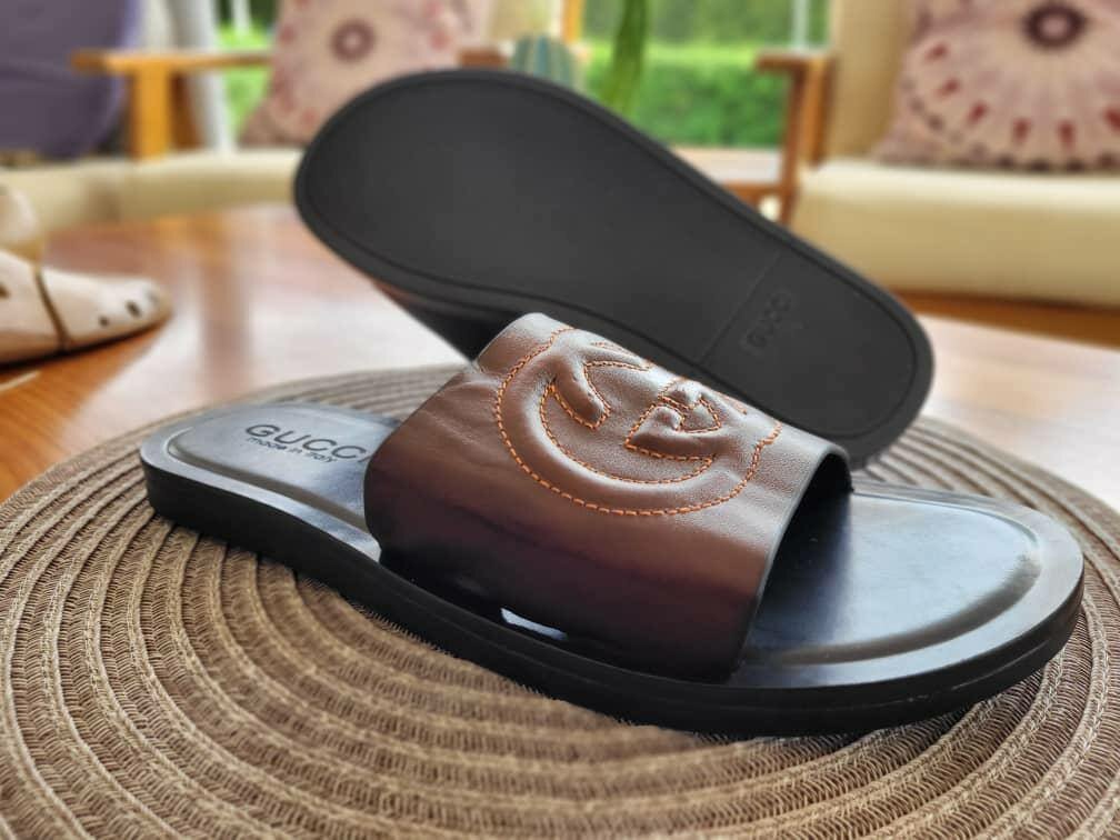 Tongs élégantes en cuir