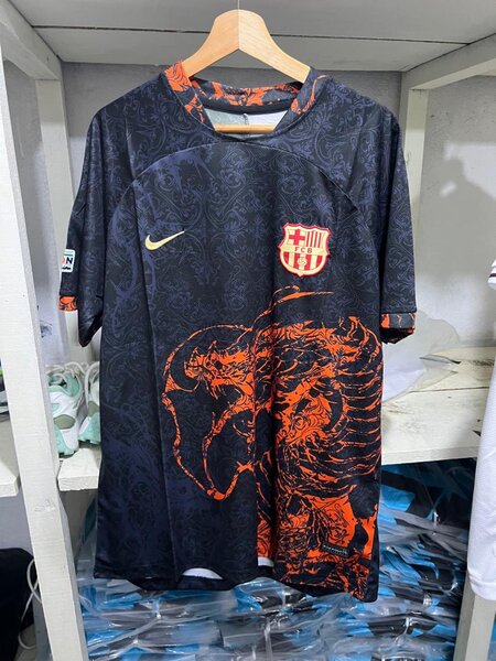 Maillot de football noir et orange